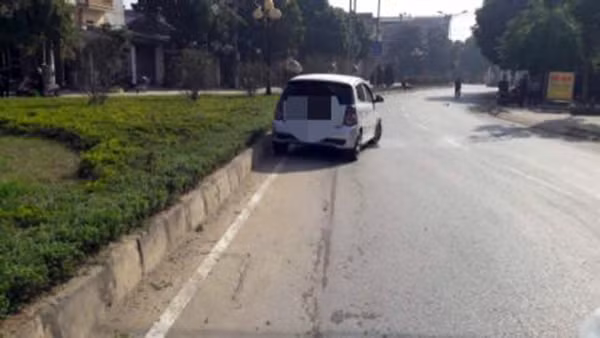 Chiếc Kia Morning tại hiện trường. Ảnh: Văn Bui Mạnh.