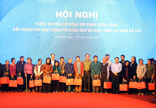 Thứ trưởng Nguyễn Văn Thành, đồng chí Đào Minh Tú và lãnh đạo tỉnh Hòa Bình trao các suất quà tặng hộ nghèo, gia đình chính sách các xã của 2 huyện Lạc Thủy, Kim Bôi Thứ trưởng Nguyễn Văn Thành, đồng chí Đào Minh Tú và lãnh đạo tỉnh Hòa Bình trao các suất quà tặng hộ nghèo, gia đình chính sách các xã của 2 huyện Lạc Thủy, Kim Bôi