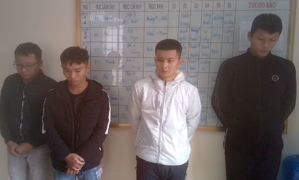 Võ Văn Tuấn Kiệt (áo trắng) và các đối tượng trong vụ án