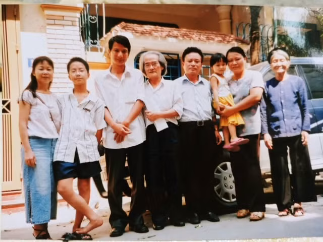 Nhà văn Sơn Tùng (đứng giữa) trong lần đến thăm gia đình tác giả bài báo tại Hà Nội. Nhà văn Sơn Tùng (đứng giữa) trong lần đến thăm gia đình tác giả bài báo tại Hà Nội.