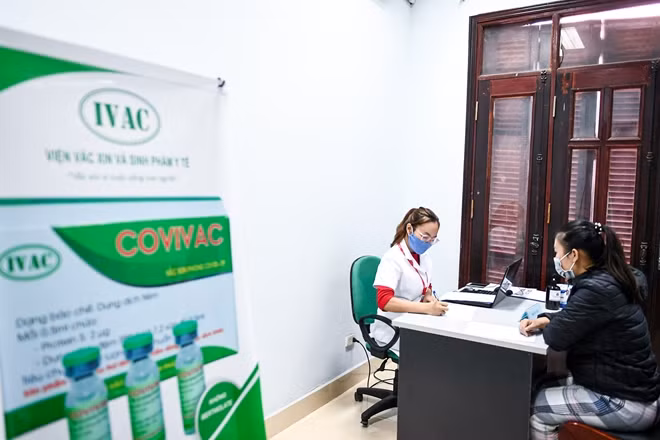 Tại điểm đăng ký, cán bộ y tế đã tiến hành giải thích về quá trình thu tuyển, khám sàng lọc và quyền lợi của tình nguyện viên. Họ lưu lại thông tin nếu người đăng ký có bệnh lý nền, điều kiện tuyển tình nguyện viên là không mang thai và tiêm vaccine khác trong suốt quá trình tham gia thử nghiệm đối với nữ.