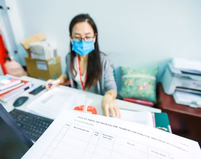 Sau khi khám sàng lọc đủ điều kiện, mỗi tình nguyện viên sẽ được tiêm 2 mũi, mỗi mũi 0,5ml, cách nhau 28 ngày. Trong đợt thử nghiệm lần này, 150 người sẽ được chia thành 5 nhóm, trong đó 1 nhóm giả dược. Sau tiêm, tình nguyện viên sẽ ở lại theo dõi trong 24 giờ đồng hồ.