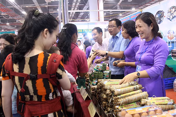 Đông đảo người dân đến tham quan và mua sắm tại Hội chợ