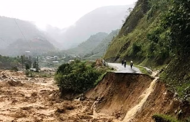 Miền Trung tiếp tục hứng chịu mưa to đến rất to sau bão số 12.