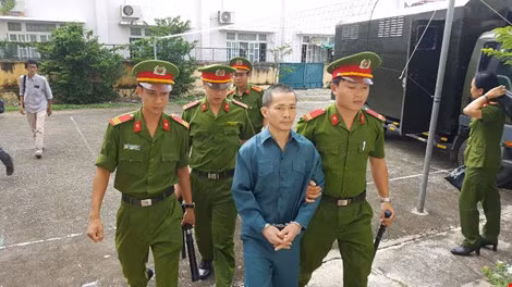 Bị cáo Thọ được áp giải đến tòa sáng ngày 26-8-2016