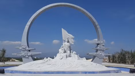 Cụm tượng đài "Những người nằm lại phía chân trời" với những dáng đứng hiên ngang, bất khuất của chiến sĩ Hải quân Việt Nam. Cụm tượng đài "Những người nằm lại phía chân trời" với những dáng đứng hiên ngang, bất khuất của chiến sĩ Hải quân Việt Nam.