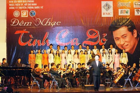 NSƯT Tạ Minh Tâm hát trong đêm nhạc "Tình ca đỏ" năm 2007. - Ảnh: NVCC.