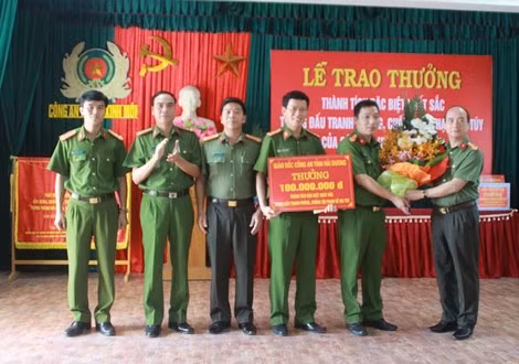 Đại tá Bùi Ngọc Phi (ngoài cùng bên phải) - Giám đốc Công an tỉnh Hải Dương trao thưởng cho Công an huyện Kinh Môn vì những thành tích xuất sắc trong công tác. Đại tá Bùi Ngọc Phi (ngoài cùng bên phải) - Giám đốc Công an tỉnh Hải Dương trao thưởng cho Công an huyện Kinh Môn vì những thành tích xuất sắc trong công tác.