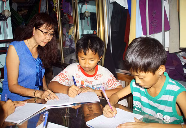 Cô Uyên bên những đứa con trong lớp học tình thương của mình.