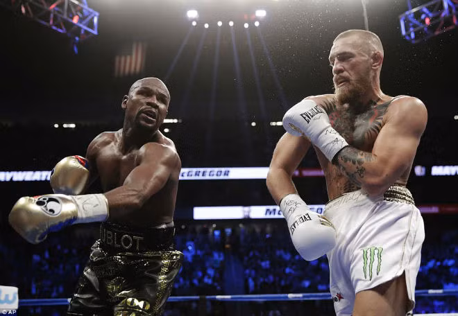 Floyd Mayweather hạ gục “Gã điên” Conor McGregor.