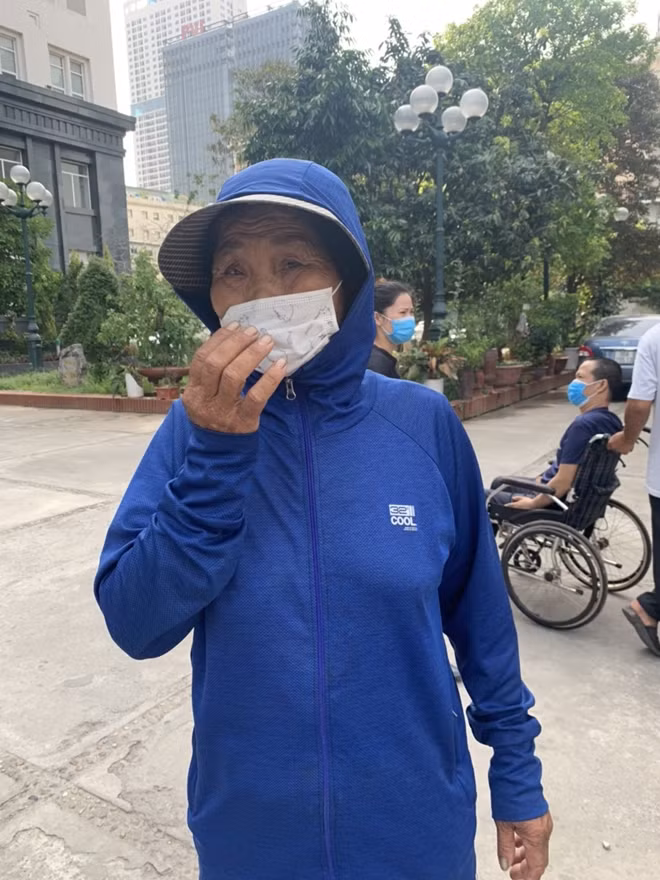 Bà Tươi rơm rớm chia sẻ về hoàn cảnh gia đình.