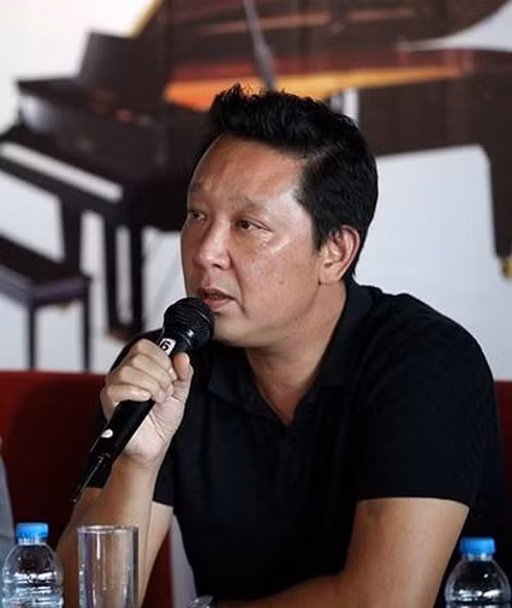 Nhạc trưởng Lê Phi Phi bật khóc khi nhắc đến cha, nhạc sĩ Hoàng Vân. Nhạc trưởng Lê Phi Phi bật khóc khi nhắc đến cha, nhạc sĩ Hoàng Vân.