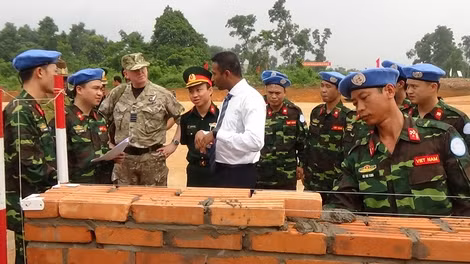 Chuyên gia nước ngoài kiểm tra việc thực hành của chiến sĩ Lữ đoàn 229.