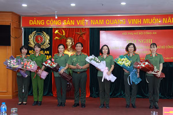 Thiếu tướng Nguyễn Đức Minh tặng hoa các đồng chí Cụm trưởng Cụm thi đua thực hiện phong trào phụ nữ CAND