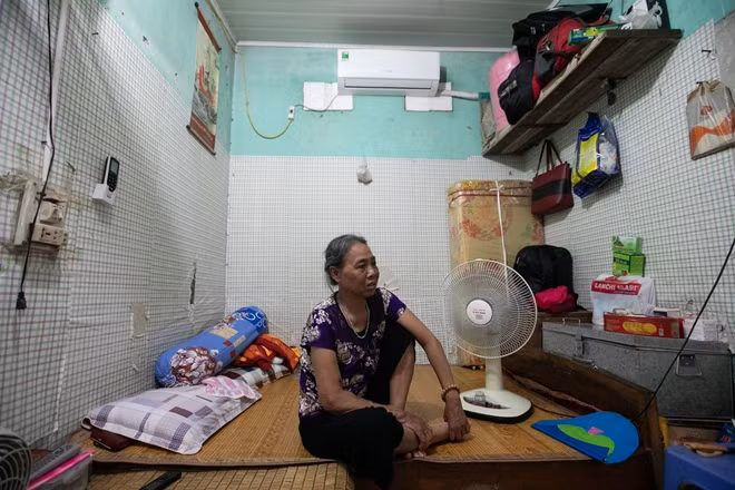 Bà Dương Thị Hoài quê Nam Định đã lên đây chạy thận đã 9 năm, cách đây 6 tháng chồng bà - người chăm sóc cho bà đã qua đời vì ung thư.
