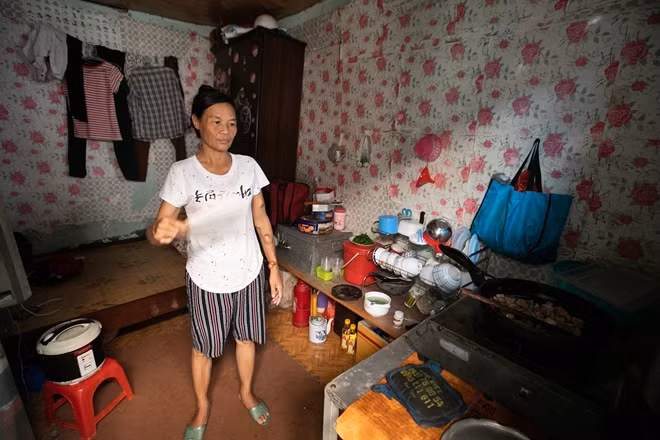 Nóng đến nỗi vào nhà là một cực hình nhưng vẫn phải nấu ăn và đứng xa xa cái bếp không thì bỏng người.