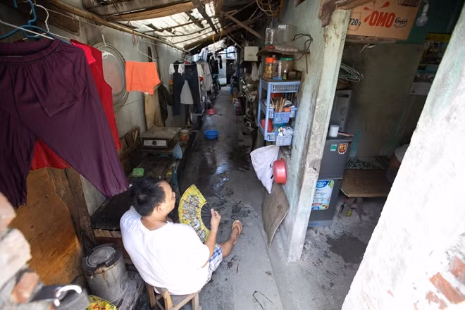 Mấy hôm nay, Hà Nội nắng nóng bất thường, bệnh nhân chạy thận không dám ở trong phòng ban ngày, sáng sớm họ đã mang ghế ra ngoài ngồi hóng chút gió trời ít ỏi.