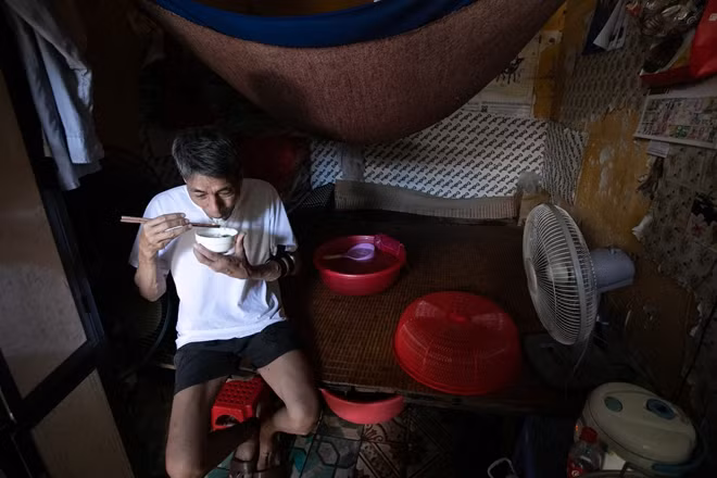 Để có thể ăn và ngủ, nhiều bệnh nhân phải dội nước lên giường, lên sàn nhà mới ngồi được trong nhà. Bệnh nhân này còn chọn cách làm ướt chăn rồi mắc như mắc màn mới ngủ được.