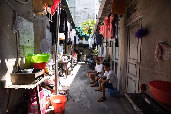 Sáng nắng xiên thẳng vào nhà, mọi người phải ngồi sang hè bên này, bước vào nhà không khác gì vào "lò lửa".