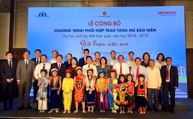 Các đồng chia lãnh đạo, đại biểu và các em học sinh tại lễ ký kết