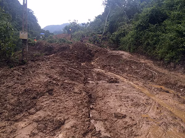 Hàng chục ngàn m3 đất đá đổ xuống đã làm tắc đường kéo dài tại xã Lóng Phiêng, huyện yên Châu.