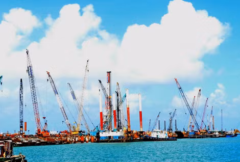Tàu hút cát công suất lớn phun lên bờ ở vị trí xa vài km sẵn sàng hoạt động.