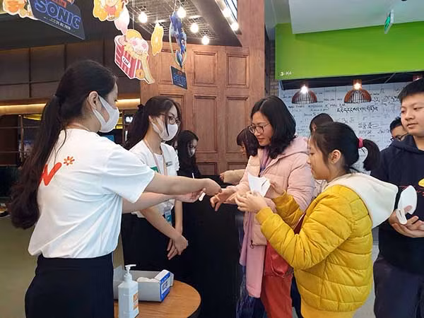 Khán giả khử trùng bằng nước rửa tay khô trước khi vào rạp xem phim.