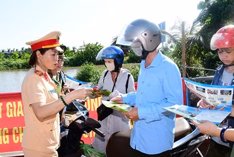 Nguyên Chủ tịch nước Trương Tấn Sang tặng áo phao cứu sinh đa năng cho ngư dân ảnh 4