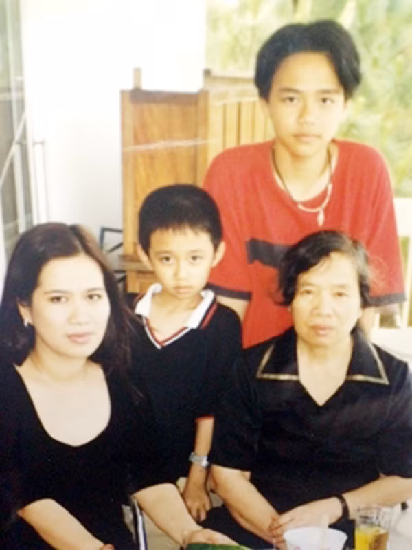 Nhà văn Ngọc Tú (ngoài cùng bên phải) cùng con gái Thu Huệ và hai cháu ngoại