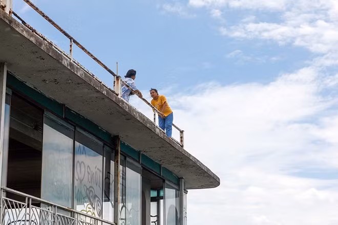 Nhiều bạn trẻ còn liều lĩnh trèo qua lan can tầng thượng để ra ngoài để check-in cho đẹp.