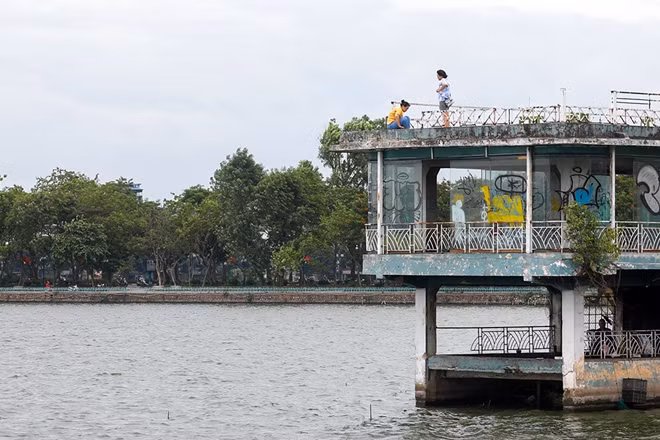 Hình ảnh cho thấy sụ nguy hiểm bởi một phút sơ sẩy có thể dẫn tới hậu quả khôn lường.