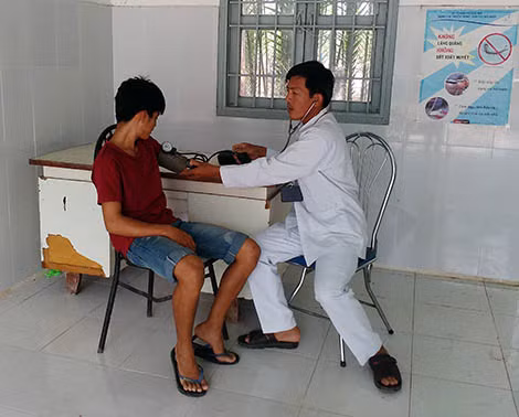 Y sĩ Nguyễn Ngọc Hà khám bệnh cho người dân trên đảo Thiềng Liềng.