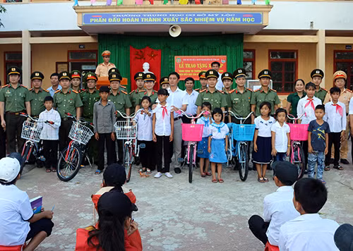 Hình ảnh tại buổi lễ trao tặng xe đạp Hình ảnh tại buổi lễ trao tặng xe đạp