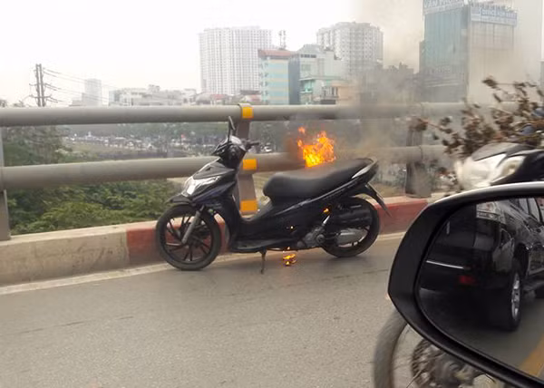 Xe máy phát hỏa trên cầu vượt. Ảnh: T.V.Toàn.