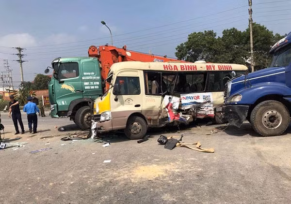 Hiện trường vụ tai nạn liên hoàn. Hiện trường vụ tai nạn liên hoàn.