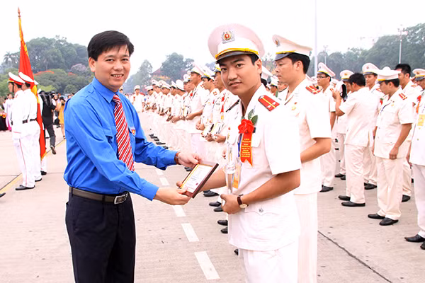Đồng chí Nguyễn Tiến Phương nhận danh hiệu “Thanh niên tiên tiến làm theo lời Bác” do Trung ương Đoàn trao tặng.