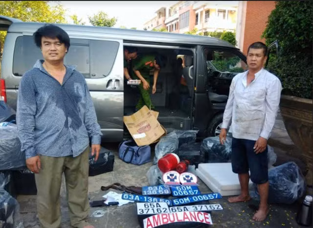 Hai đối tượng sử dụng nhiều biển số giả (kể cả biển số xanh) để thay đổi trên đường vận chuyển thuốc lá lậu. Hai đối tượng sử dụng nhiều biển số giả (kể cả biển số xanh) để thay đổi trên đường vận chuyển thuốc lá lậu.