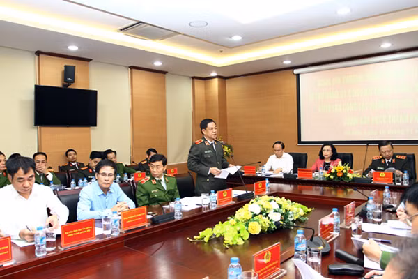 Thiếu tướng Đoàn Duy Khương, Giám đốc Công an TP Hà Nội báo cáo công tác của lực lượng Công an Thủ đô tại buổi kiểm tra