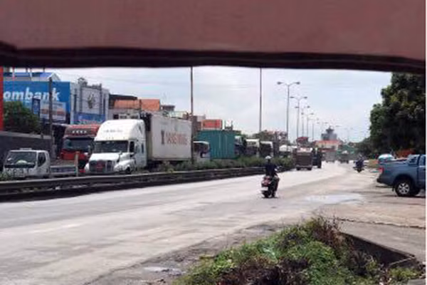 Giao thông trên QL5 ùn tắc.