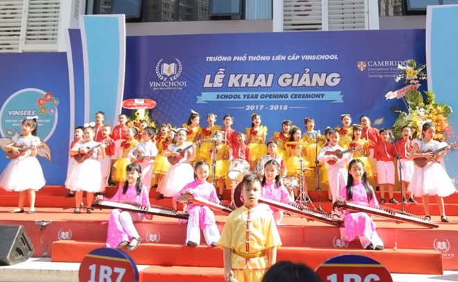 Phụ huynh và học sinh tham dự Lễ khai giảng tại Trường PTLC Central Park sang nay cũng khó có thể quên được màn Mash up: Lý kéo chài (nhạc cụ dân tộc), Symphony No9 của Beethoven (nhạc cụ phương tây), Bàn tay kỳ diệu (flash mob) do các em học sinh biểu diễn.