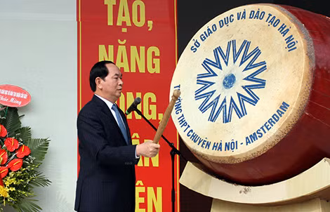 Chủ tịch nước đánh trống khai giảng năm học mới 2016-2017. Ảnh Thuần Thư Chủ tịch nước đánh trống khai giảng năm học mới 2016-2017. Ảnh Thuần Thư