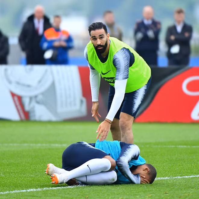 Mbappe nằm sân trong đau đớn.