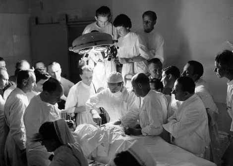 Trước mặt đám đông các chuyên gia, ông Vladimir Demikhov đã cấy ghép một thiết bị như quả tim nhân tạo cho một con chó vào ngày 18 tháng 9 năm 1959. Ảnh nguồn: Keystone France / Gamma-rapho via Getty Images