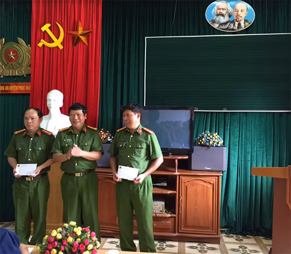 Đạii tá Nông Minh Đức, Phó Giám đốc Công an tỉnh Cao Bằng trao thưởng nóng cho CAH Phục Hòa và Phòng CSHS Công an tỉnh Cao Bằng.