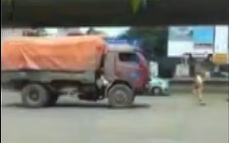 Xe tải chạy lùi trên đường Khuất Duy Tiến. Xe tải chạy lùi trên đường Khuất Duy Tiến.