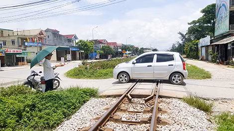 Hơn 13 năm, hình ảnh CCB già Bùi Tiến Đông gác tàu qua đường ngang dân sinh qua xóm 15, xã Nghi Kim đã quá đỗi quen thuộc với người dân và công nhân thường xuyên qua đây.