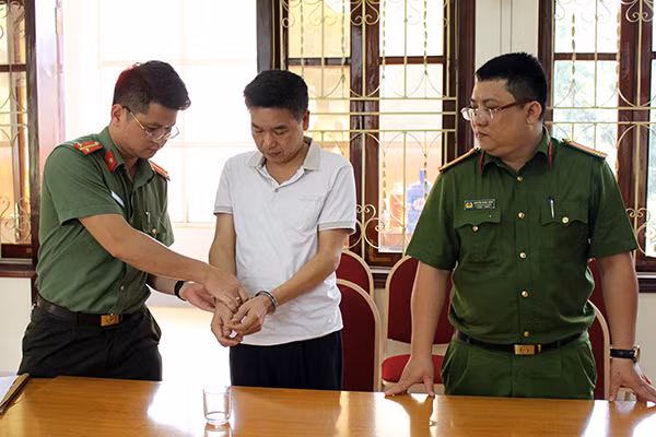 Cơ quan An ninh điều tra ra lệnh bắt bị can để tạm giam đối với Trần Xuân Yến – Nguyên Phó Giám đốc Sở Giáo dục & đào tạo Sơn La