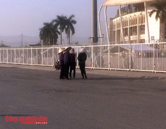 Phe vé "chợ đen" túm năm tụm ba trong lúc vắng khách.