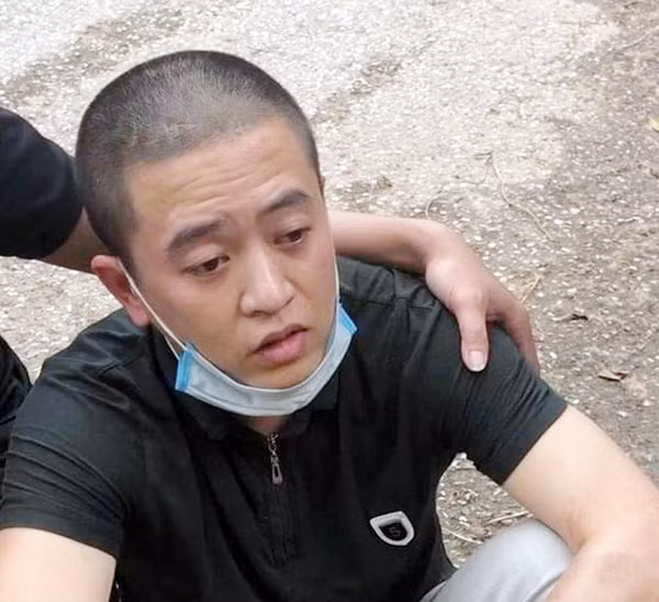 Hà khi bị cảnh sát bắt giữ. Hà khi bị cảnh sát bắt giữ.