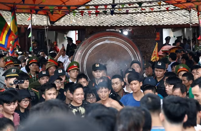 Không khí trở nên căng thẳng ngay khi UBND huyện Tam Nông chính thức ra quyết định yêu cầu UBND xã Hiền Quan, BTC Lễ hội Phết xã Hiền Quan dừng hoạt động đánh Phết vào chiều ngày 17.2 (13 tháng giêng) và hoạt động đánh Phết vào các năm tiếp theo, các hoạt động khác vẫn diễn ra bình thường do tình trạng hỗn loạn, mất ANTT đã diễn ra vào chiều hôm qua 16-2 khi tổ chức thi đấu cướp Phết.